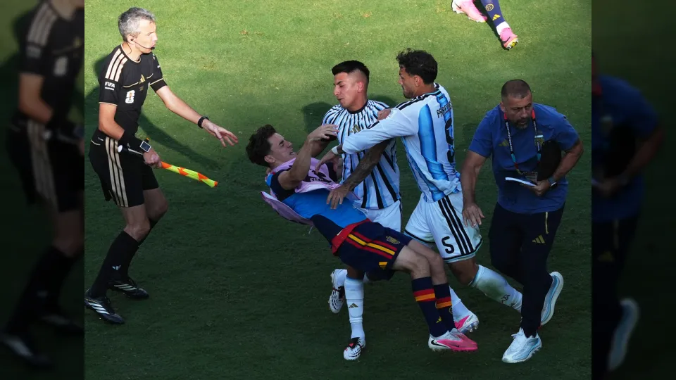 فيفا يقرر إيقاف باريديس 10 مباريات بعد أحداث نهائي كأس العالم