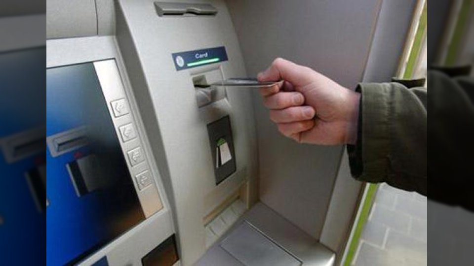 ماكينة ATM في بني سويف تصرف مبالغ مضاعفة.. القصة الكاملة وهل يجب إعادة الأموال؟