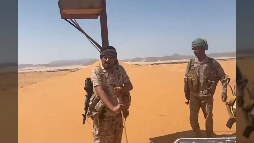 بالفيديو.. قائد اللواء الثالث طوارئ يوثق لحظة قطع اتصالات الحوثيين