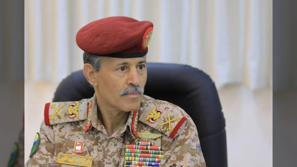 مقتل قيادات حوثية في غارة جوية غربي تعز.. هل قُتل وزير الدفاع محمد العاطفي؟